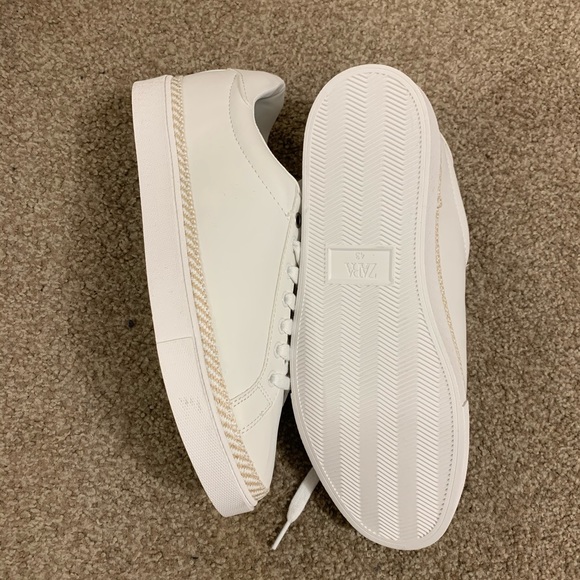 Shoe. - Picture 3 of 3